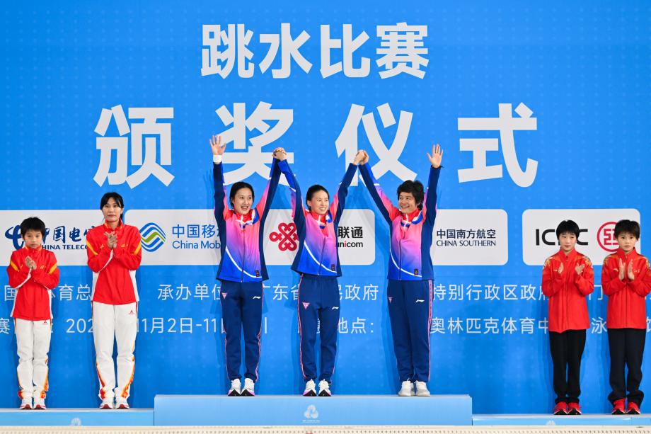 [图]陈芋汐/掌敏洁夺得全运会女子双人10米跳台冠军